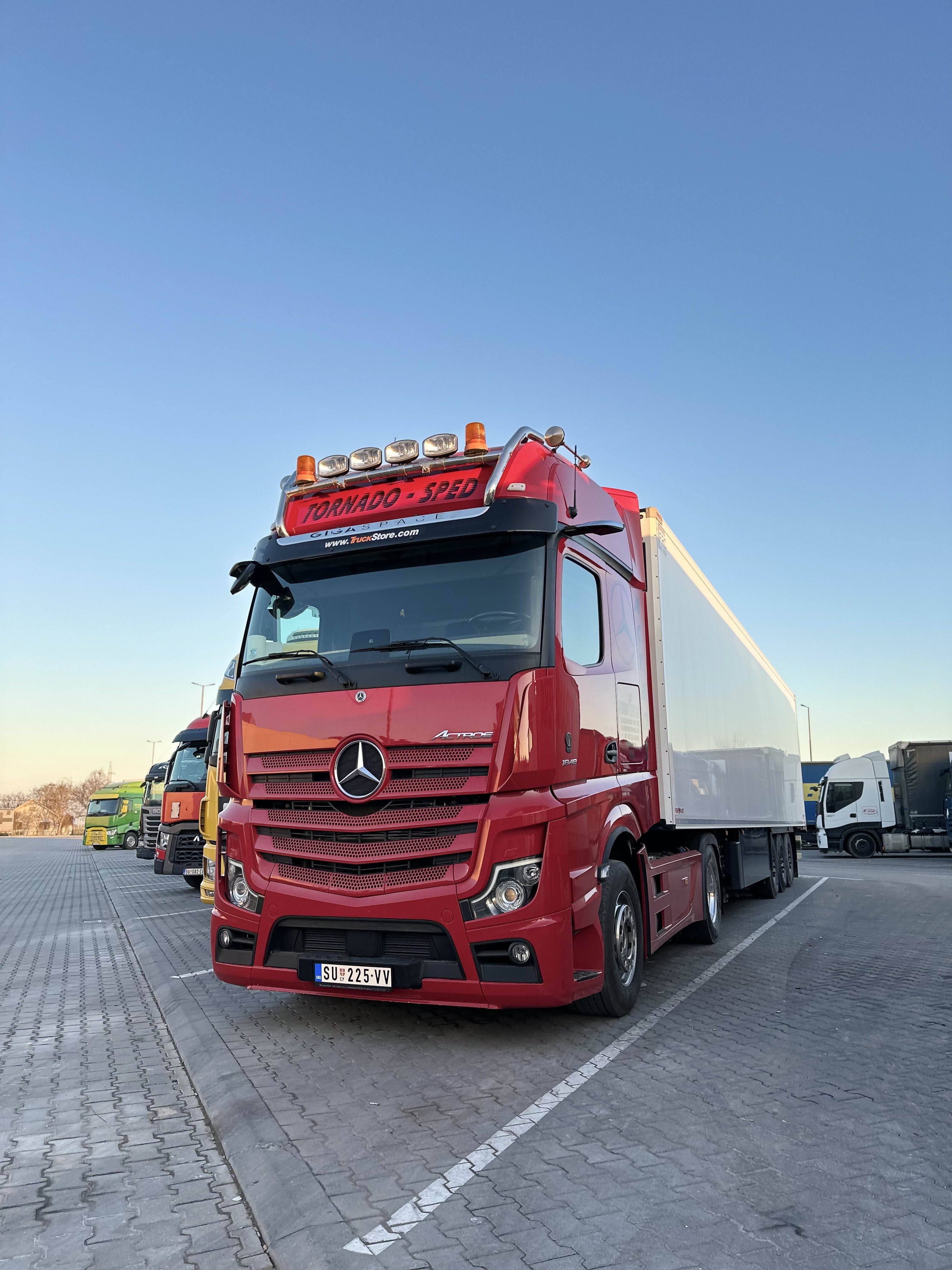 Tornado-šped kamion za međunarodni transport robe